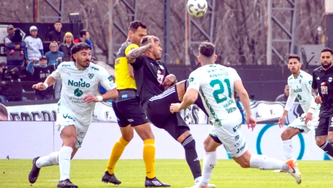 Deportivo Riestra jugó un rato con 12 futbolistas ante Sarmiento y "Facu" Tello no se percató