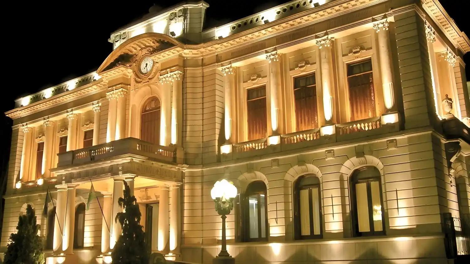 El intendente Miguel Lunghi firmó los decretos.