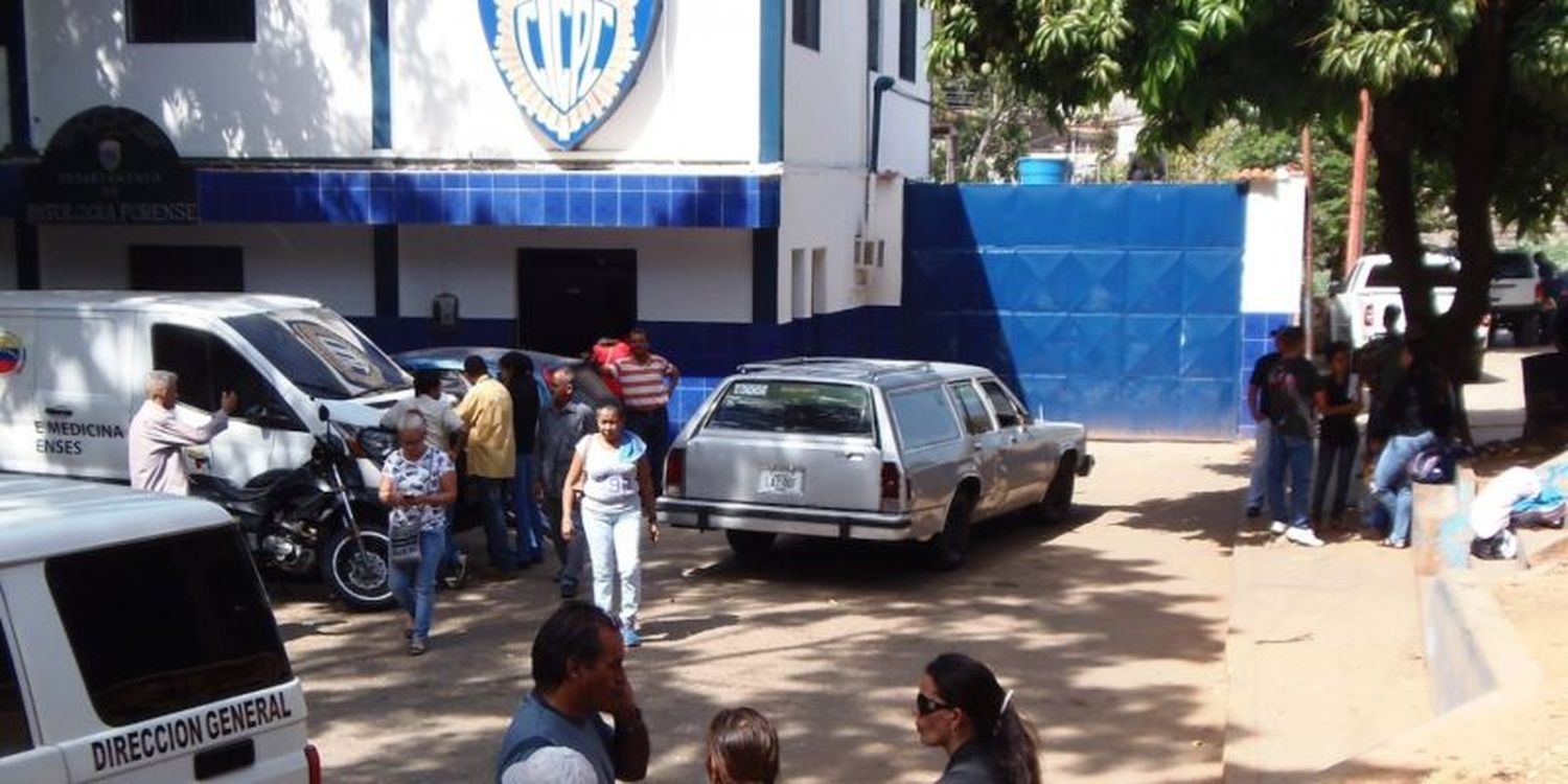 En San Diego: ASESINÓ a puñaladas a su esposa frente a su hija adolescente