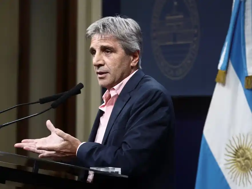 Caputo aseguró que el dólar se va a mantener dentro de la banda, pero se negó a señalar un precio