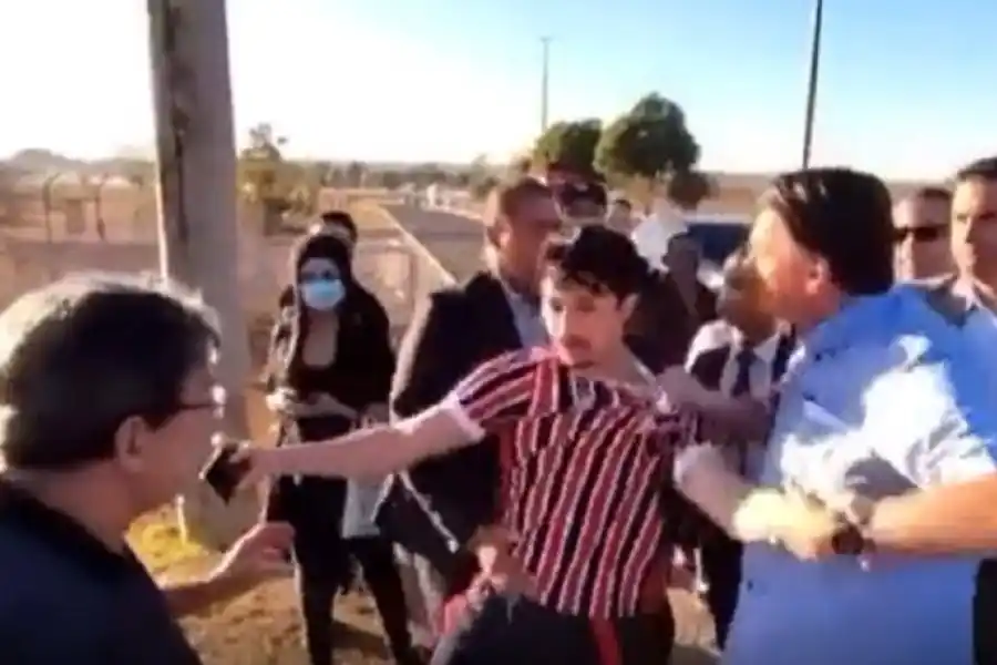 Jair Bolsonaro reaccionó mal ante un youtuber que le gritó “cobarde y vago”