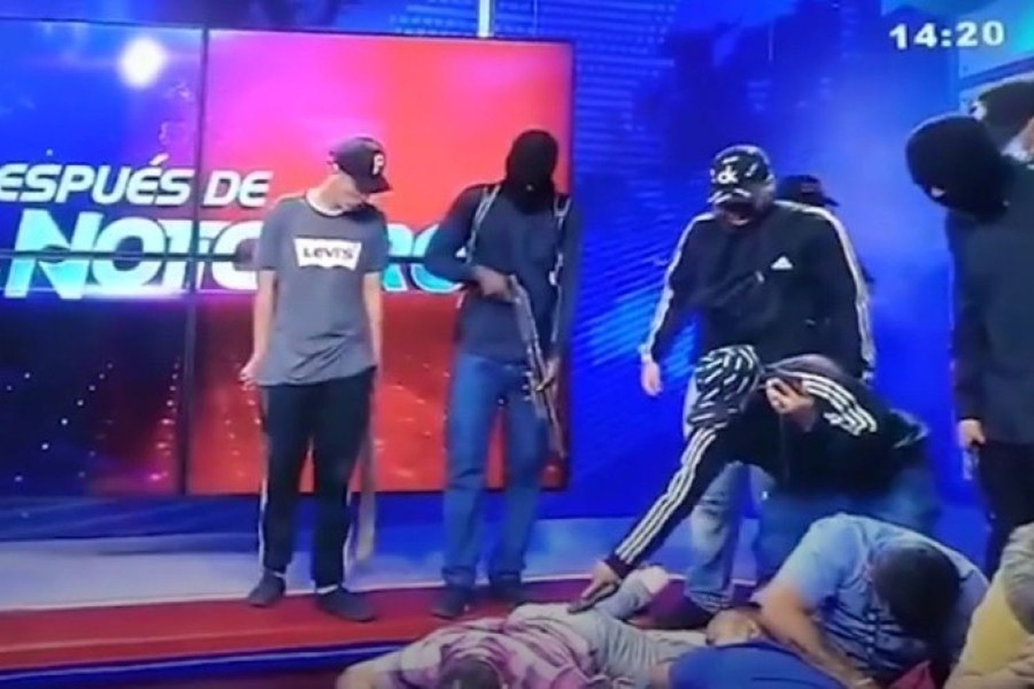 Violencia en Ecuador: una banda armada tomó un canal de televisión y secuestró a los empleados