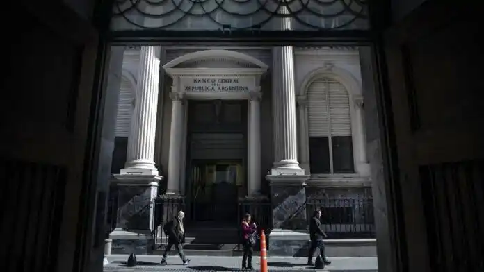 Personas caminan frente a la sede del Banco Central de la República Argentina (BCRA). (Xinhua/Martín Zabala)