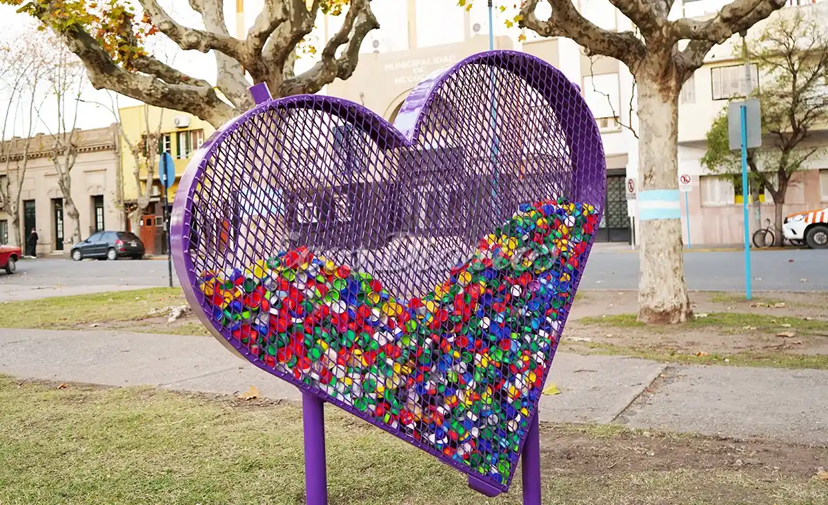 Corazón. Para depositar tapitas, ubicado frente al municipio