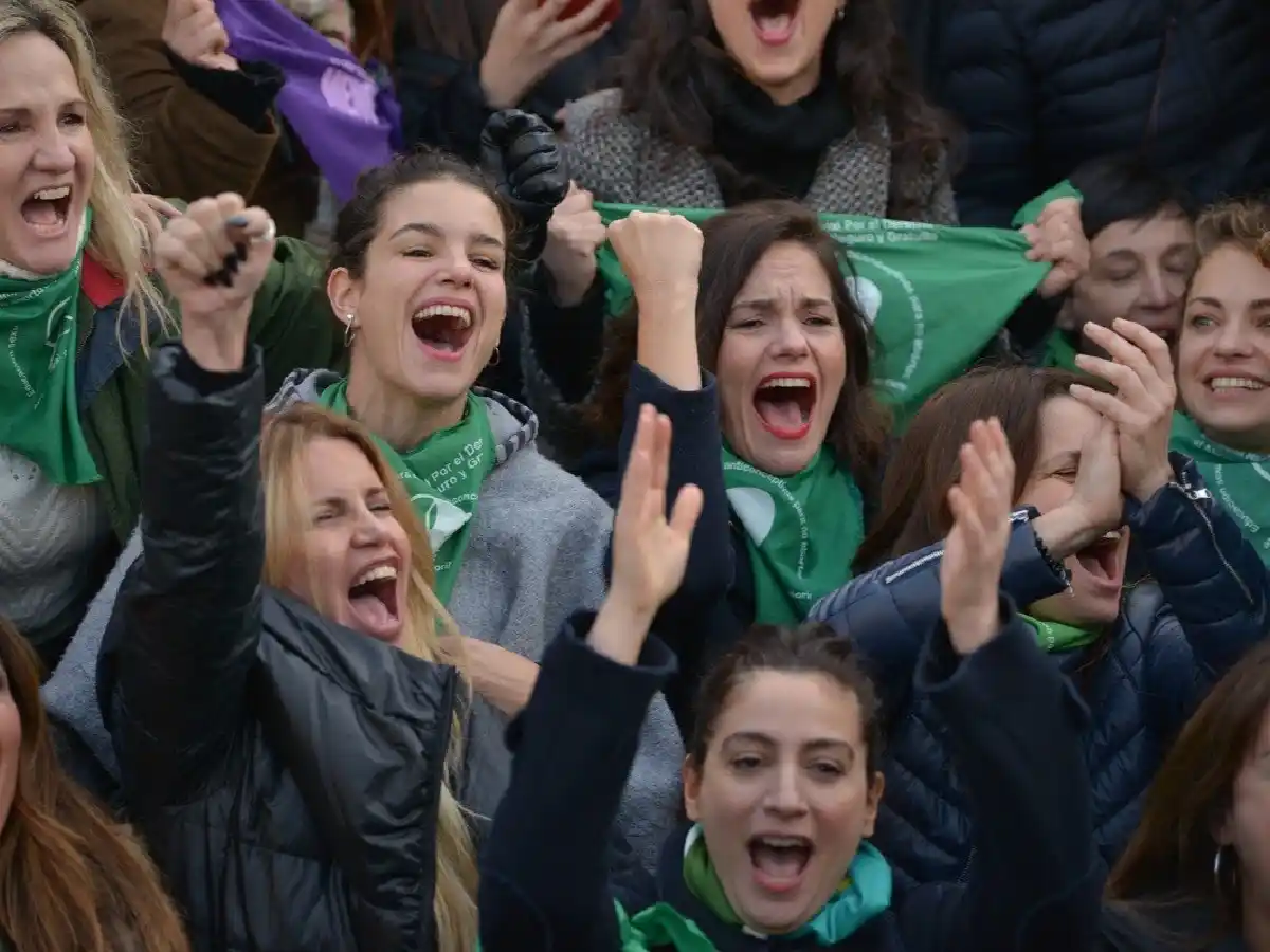 Actrices Argentinas realizan  acción para exigir la libertad  de una mujer condenada en Córdoba