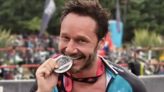 Vicuña se mostró emocionado por haber terminado su primer triatlón: "Se lo dedicó a su hija Blanca"