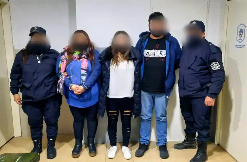 Insultaron, golpearon e hirieron a una policía