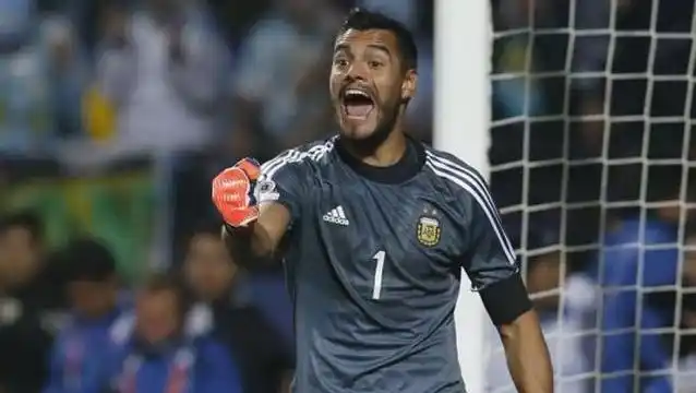 Enojo en Racing con Sergio Romero: "Duele verlo con la de Boca"