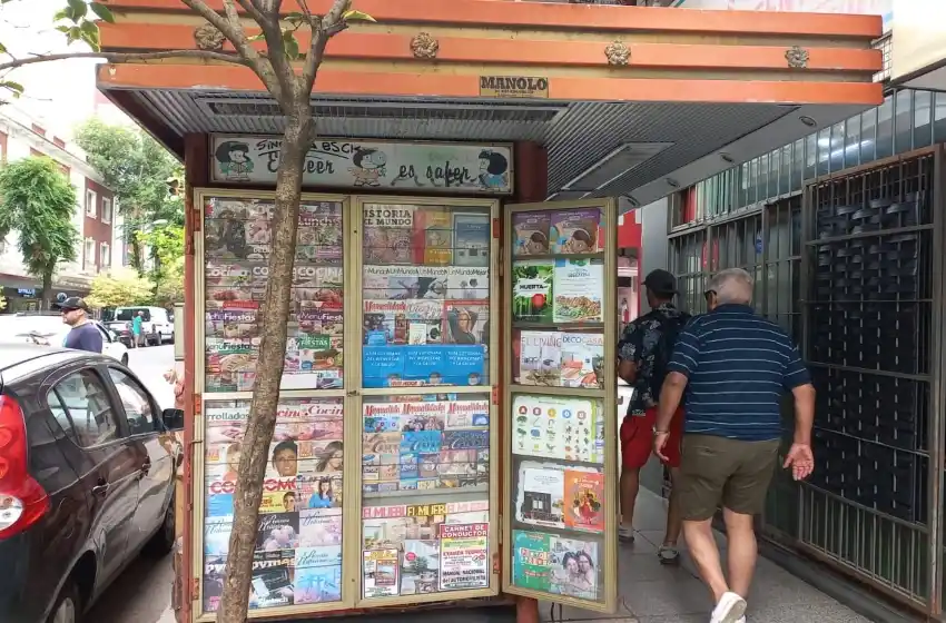 El proyecto tratado en el Concejo Deliberante busca implementar el café al paso o la oferta de productos regionales en las icónicas estructuras naranjas de la ciudad.