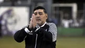 Maradona: «Los que ganaron mucha guita deberían ayudar a los pibes del ascenso»