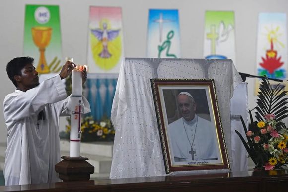 Banderas a media asta en Bangladesh: decretaron tres días de duelo por la muerte del papa Francisco
