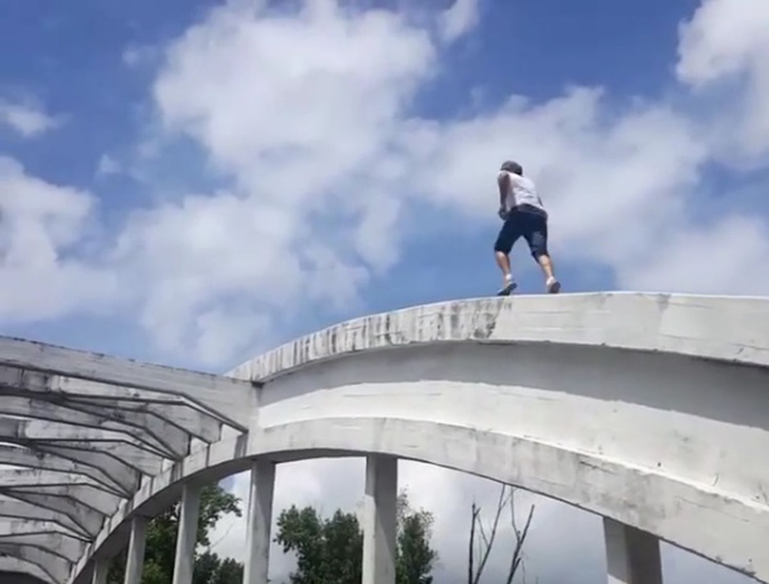 Otra locura de Marcos Di Palma: Trepó por un puente en Arrecifes