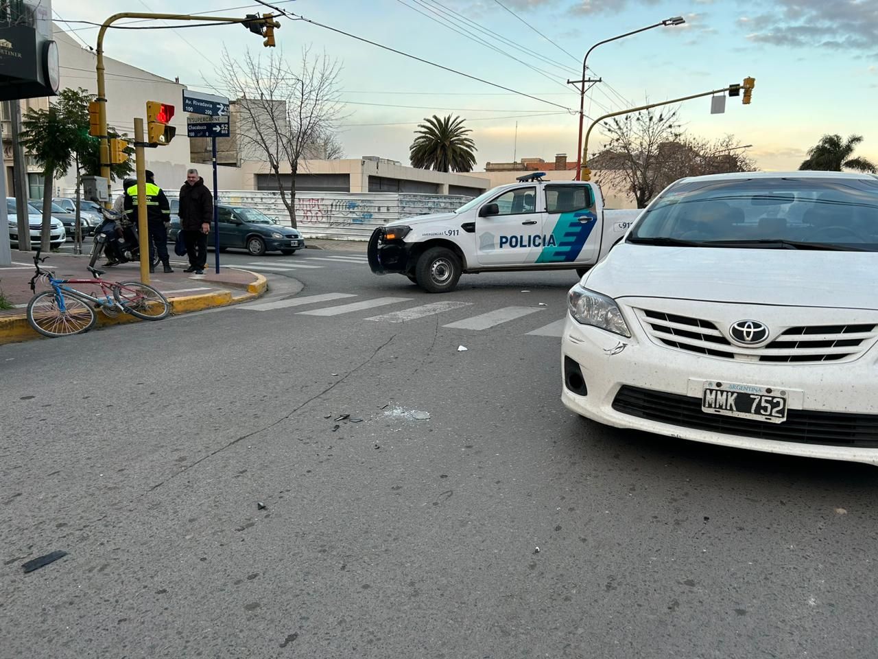 Un auto y una bicicleta protagonizaron un accidente en Avenida Rivadavia y Chacabuco