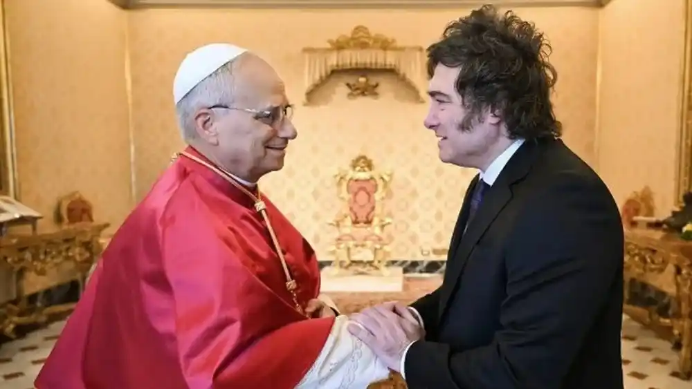 Milei junto al Papa León X.