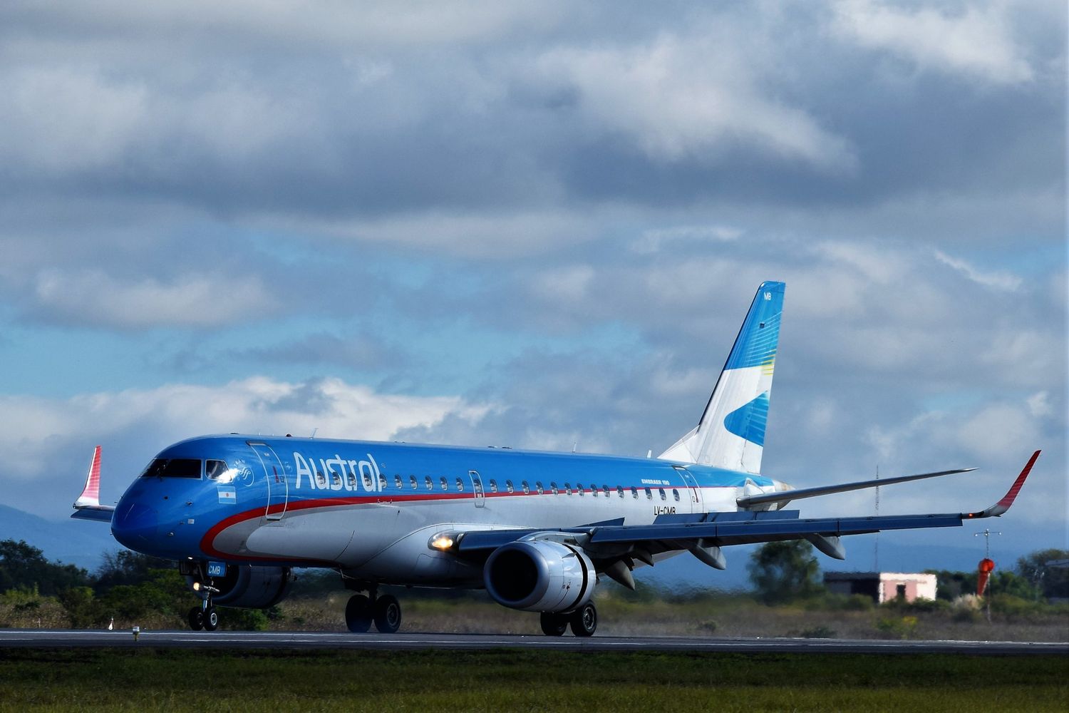 Adiós pingüinos: Los Embraer E190AR llevarán el esquema de pintura de Aerolíneas Argentinas