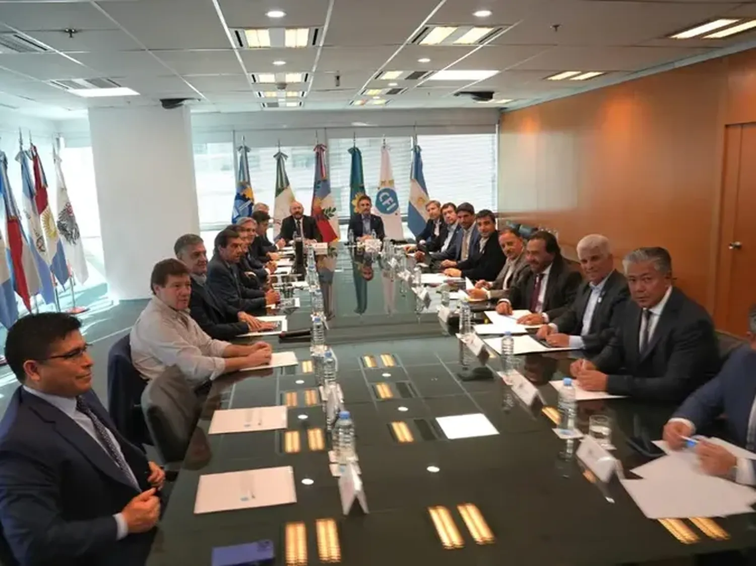 Los gobernadores presionan a Milei para avanzar en un nuevo pacto fiscal