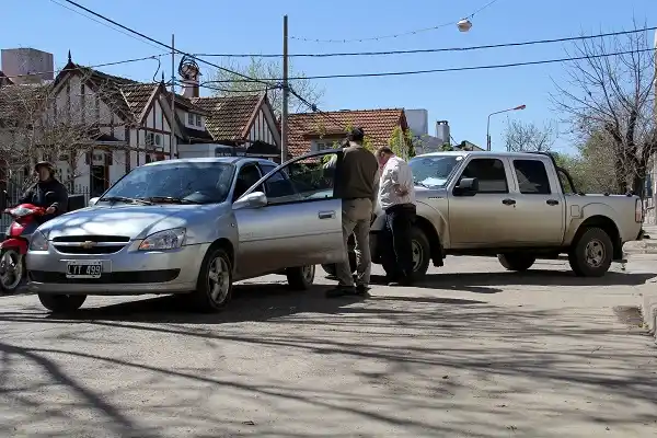 Un auto y una camioneta chocaron en Neyra y Rivadavia