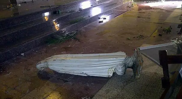 Destrozaron y quemaron una iglesia en Olavarría