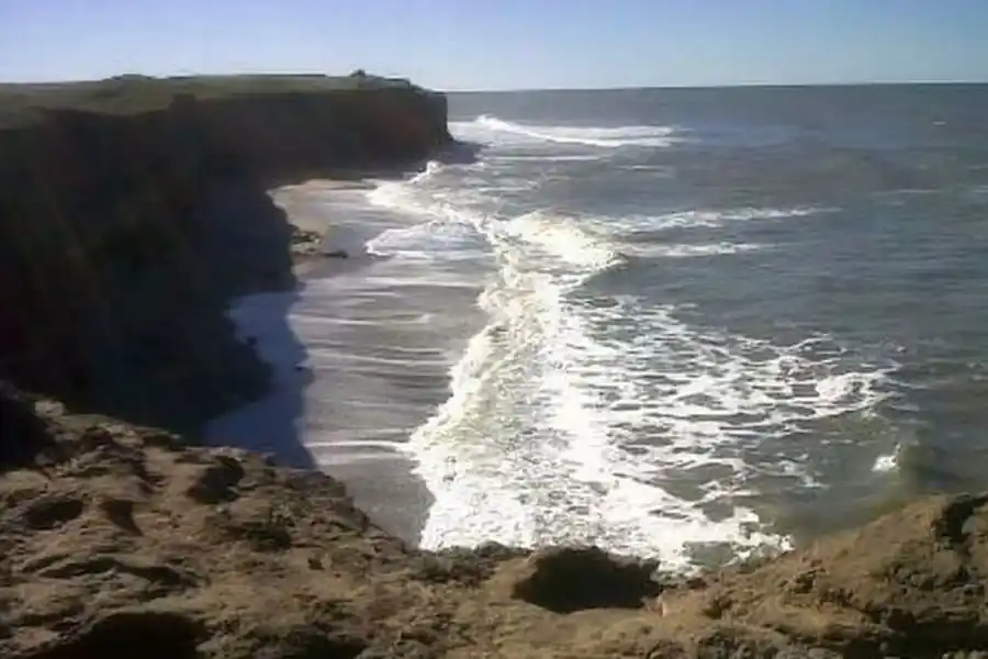 Encontraron el cuerpo de una mujer en la playa de Mar del Plata: tenía una puñalada en el pecho
