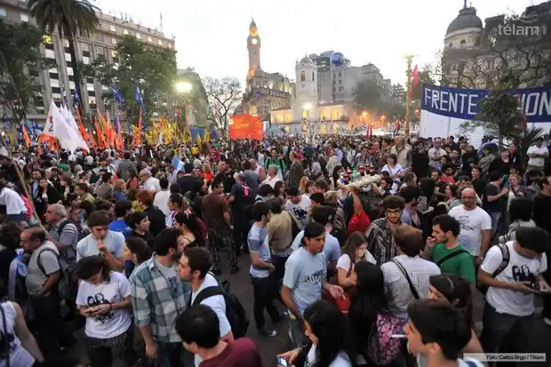 Miles de personas celebran el Día de La Lealtad y expresan su respaldo a Cristina en Plaza de Mayo