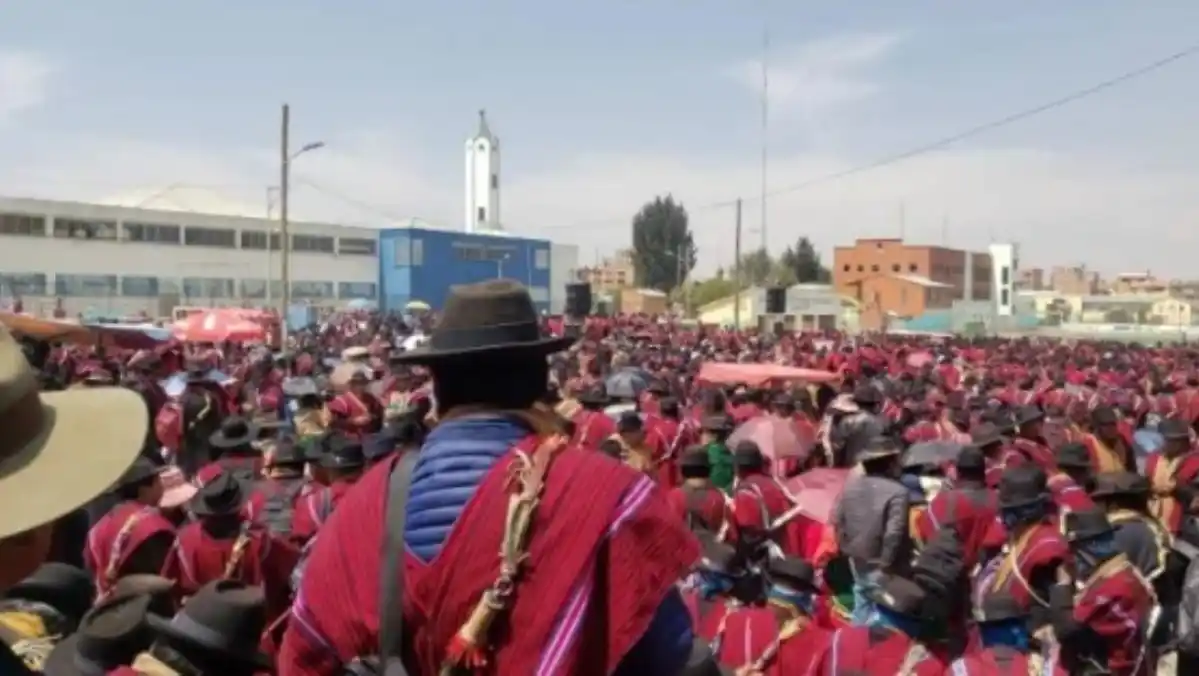 CON PONCHOS ROJOS, indígenas bolivianos inician bloqueo de caminos para exigir renuncia de Luis Arce