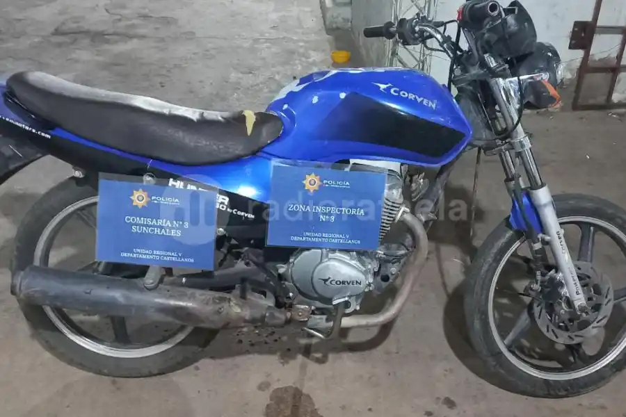 Encontraron una moto en estado de abandono en la plaza central de Sunchales