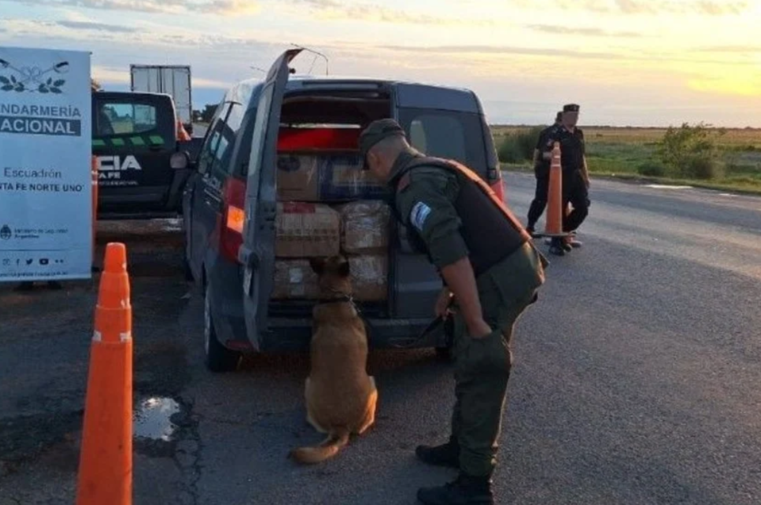 Los policías le pidieron los "papeles", pero el hombre sólo contaba con su Documento Nacional de Identidad.