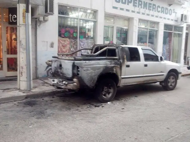 El incendio en una camioneta generó susto en el centro