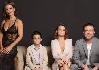 Muna con sus padres y su hermano, cuando cumplió 15 años