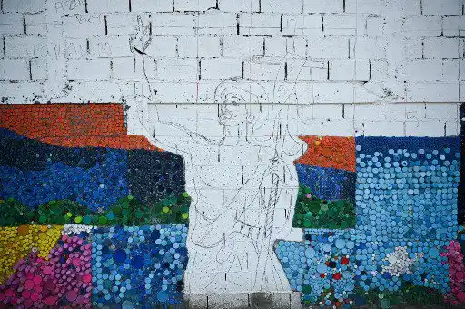 Detalle de un mural de 270 metros cuadrados realizado con tapas de botellas de plástico por el artista venezolano Oscar Olivares en Guatire, estado Miranda, Venezuela, el 13 de septiembre de 2022.