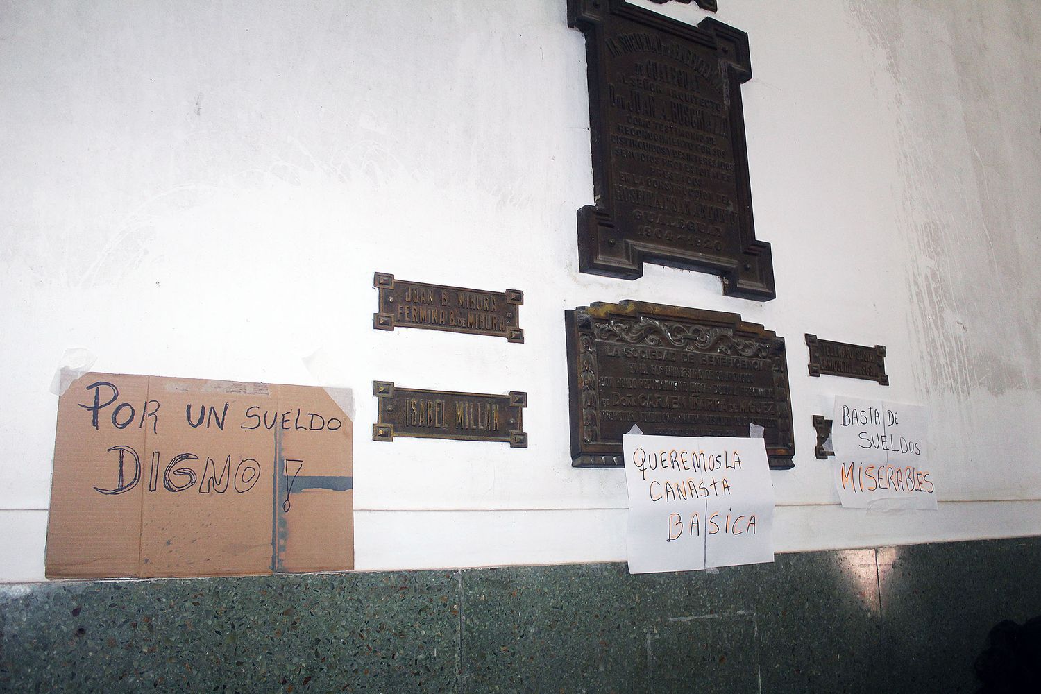 Protesta de personal arancelado y monotributistas del Hospital