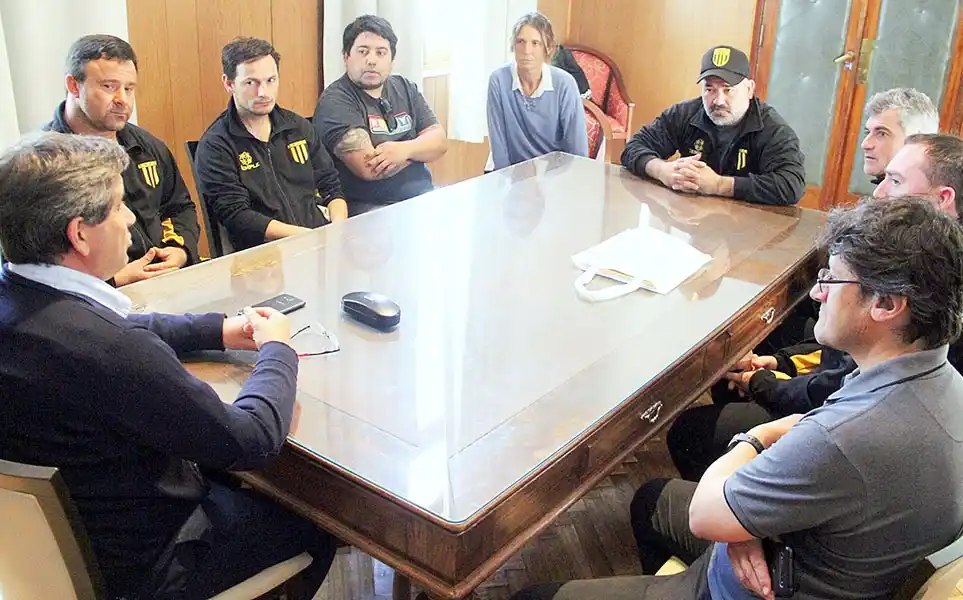 Fioramonti con los integrantes del equipo senior de Jorge Newbery