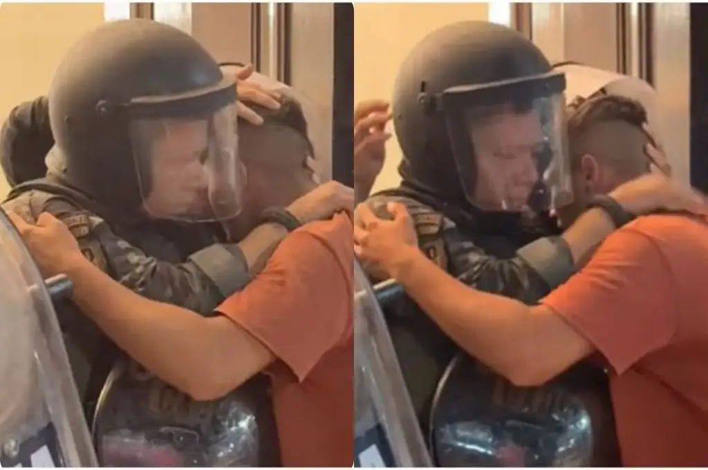 Conmovedor abrazo