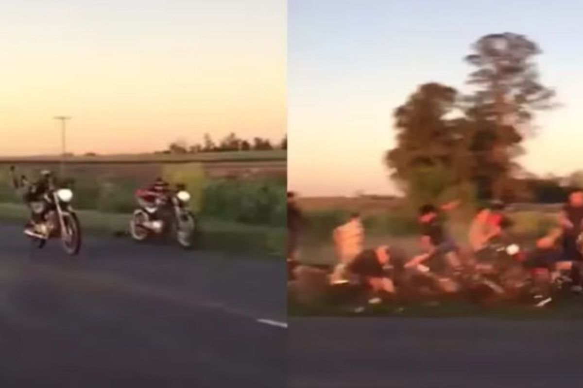 La imagen muestra el momento exacto en el que la Honda CG Titán 150 cc conducida por el primero de los jóvenes impactó de lleno contra un grupo de personas
