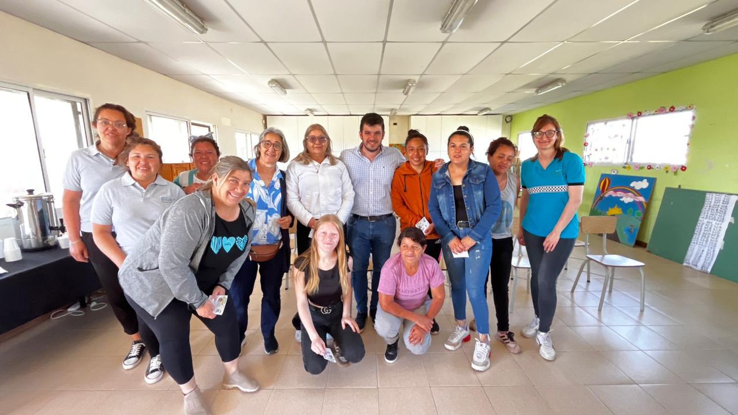 El intendente junto a las autoridades de Maná durante la entrega de los certificados.