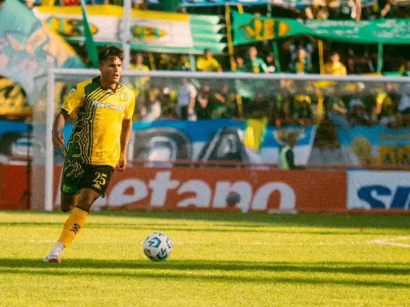 Néstor Breitenbruch buscando salida con la cabeza levantada (Foto: Prensa Aldosivi)