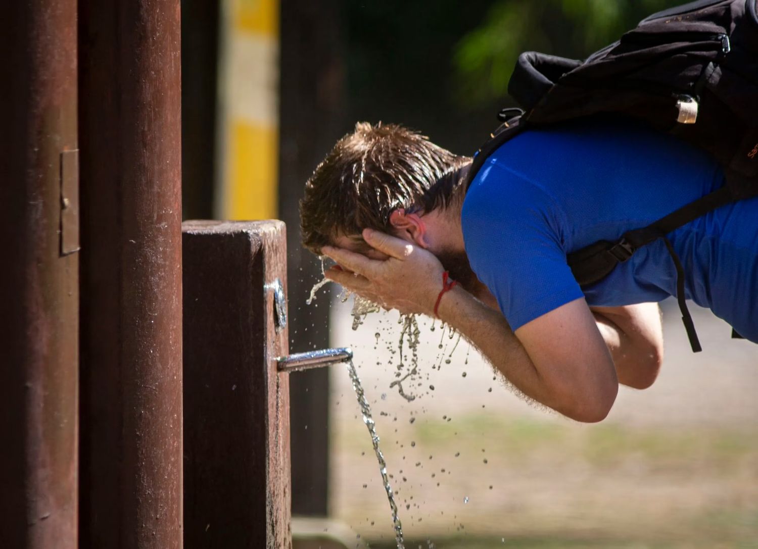 Menos alcohol y azúcar, y más agua y frutas: Las recomendaciones de la Provincia frente a la ola de calor extremo