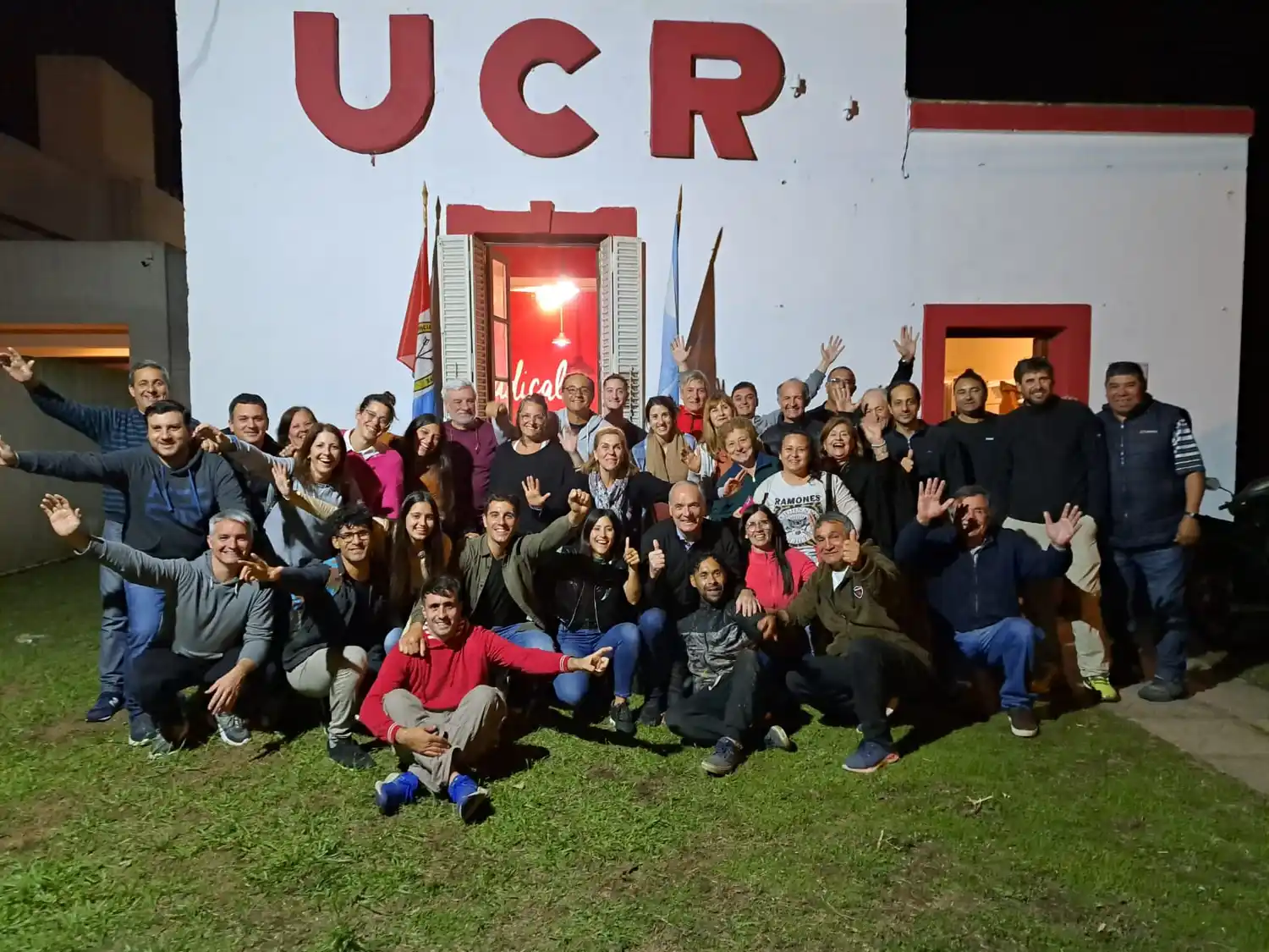 El primer mandatario junto a su equipo de trabajo festejando en el comité radical.