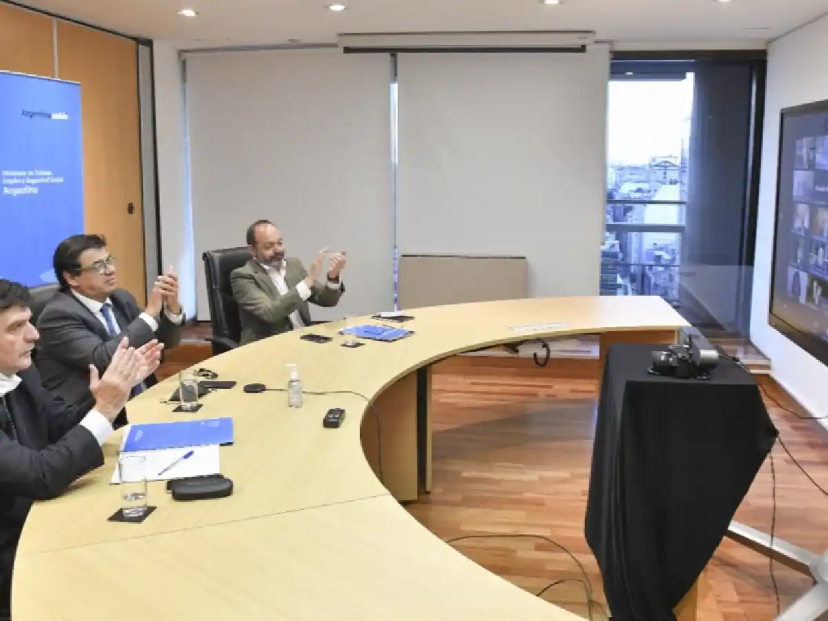 El gobierno adelantó para junio los aumentos del salario mínimo vital y móvil