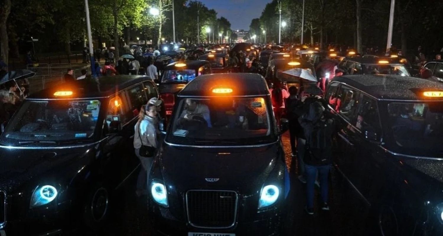 Video: multitudes lloran la muerte de Isabel II en las puertas de Buckingham, Windsor y Balmoral