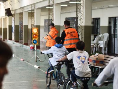 Alumnos de escuelas primarias de Crespo aprenden sobre seguridad vial