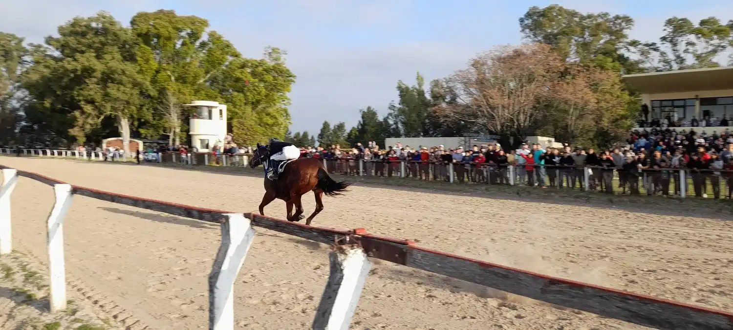 La gran definición de la Clota en la Carrera de las Estrellas. Para poner de relieve, la gran cantidad de público en la baranda y la tribuna. Creemos que es el comienzo de una nueva etapa del turf en el Jockey Club Gualeguay.
