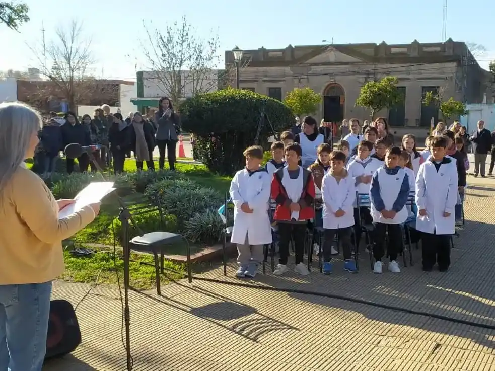 Los alumnos de 4to grado de la Escuela Nº8 de Oriente hicieron su promesa a la bandera