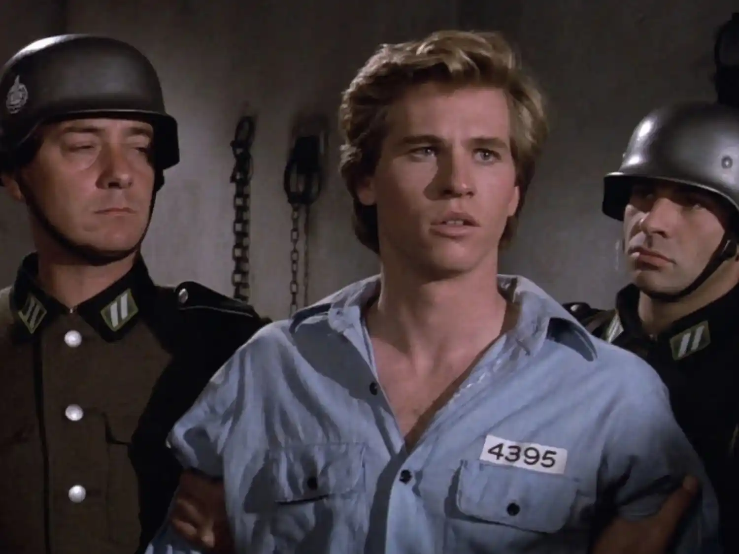 En "¡Súper secreto!", la icónica comedia de 1984, Val Kilmer interpretaba a un cantante que se terminaba involucrando en la Resistencia.