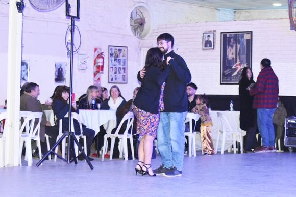 El Club del Tango Concordia y una noche de práctica guiada