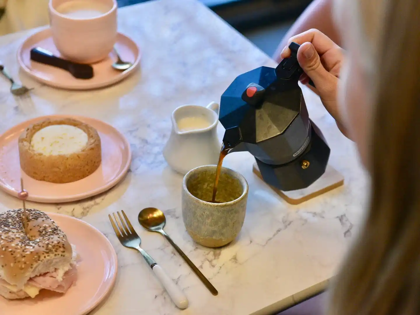 Café premium, servido en moka italiana.