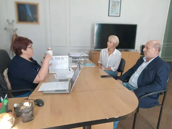 En la sede de la Secretaría de Turismo de la provincia, se reunieron María Laura Saad, titular del organismo y el intendente Fabián Menescardi. Uno de los temas abordados fue la Fiesta provincial 2023 de Galarza en Navidad.