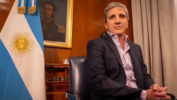 Anticipo de Caputo: en 2 semanas se conocerá una medida para alentar el uso del dólar