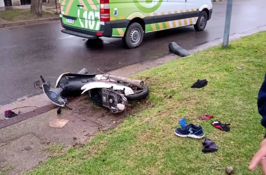 Dos hospitalizados tras un accidente entre un auto y una moto