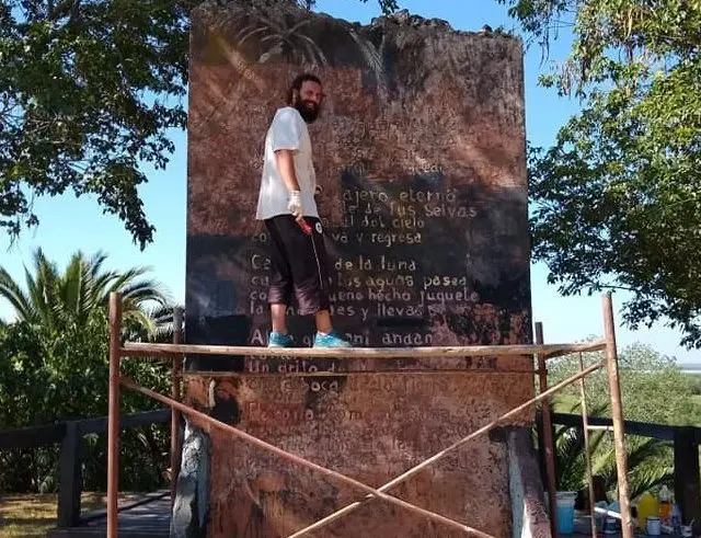 Profesores de arte comenzaron con las tareas de limpieza y pintura del mural de la India